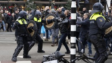 Clashes in Amsterdam, police dogs against protesters