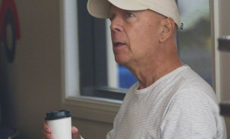 Since it was confirmed that he suffers a serious disease six months ago, Bruce Willis was seen in public for the first time
